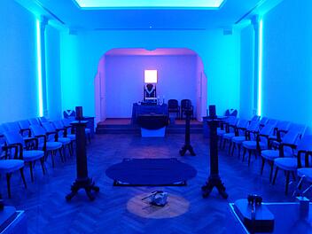 Licht und Farbe haben als Symbole in der Freimaurerei eine vielfältige Bedeutung. Blau etwa (im Bild der Tempelraum) ist die Farbe des Himmels und bedeutet Unsterblichkeit und Ewigkeit.   Marion Krüger-Hundrup