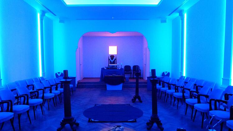 Licht und Farbe haben als Symbole in der Freimaurerei eine vielfältige Bedeutung. Blau etwa (im Bild der Tempelraum) ist die Farbe des Himmels und bedeutet Unsterblichkeit und Ewigkeit.   Marion Krüger-Hundrup