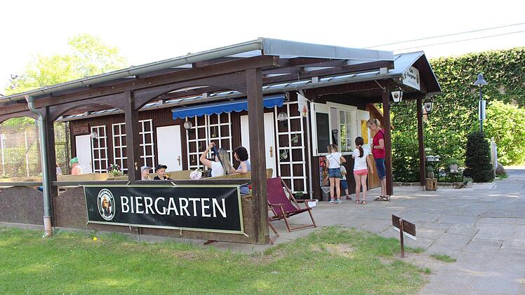 An schönen Tagen ist viel Betrieb am Kiosk von Astrid Bergmann. Foto: Julia Raab
