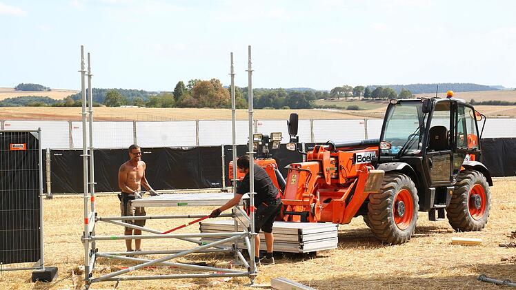 Aufbau für die Party im Nirgendwo. Foto:  Jürgen Gärtner