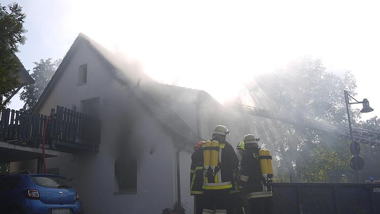 130 Personen waren beim Brand des  Wohnhauses in Ahorn (Landkreis Coburg) im Einsatz.Fotos: Berthold Köhler