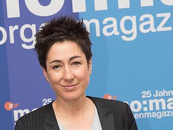 Moderatorin Dunja Hayali ist am Mittwoch während einer Livesendung des ZDF-Morgenmagazins von einer Zuschauerin unsanft unterbrochen worden. Die Frau ging während der Sendung auf die Bühne und bezeichnete Hayali und Kollege Andreas Wunn als "Lügenpresse". Foto: Jörg Carstensen/dpa