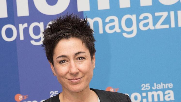 Moderatorin Dunja Hayali ist am Mittwoch während einer Livesendung des ZDF-Morgenmagazins von einer Zuschauerin unsanft unterbrochen worden. Die Frau ging während der Sendung auf die Bühne und bezeichnete Hayali und Kollege Andreas Wunn als "Lügenpresse". Foto: Jörg Carstensen/dpa