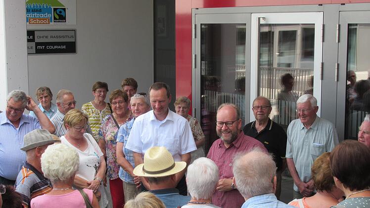 Erster Bürgermeister Michael Ziegler und Lehrer Günter Kerschensteiner informierten die älteren Mitbürger über die Sanierung und das neue Raumprogramm der Realschule. Foto: Günther Geiling