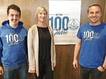 Mit dem von Grafikdesignerin Sabrina Lutz entworfenen Logo werden Aktive und Fans das Vereinsjubil&auml;um sichtbar nach au&szlig;en tragen. Die verantwortlichen Ansprechpartner sind Matthias Zeitler (links) und Sven Hofmann. Foto: J&uuml;rgen Schlee