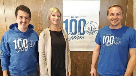 Mit dem von Grafikdesignerin Sabrina Lutz entworfenen Logo werden Aktive und Fans das Vereinsjubil&auml;um sichtbar nach au&szlig;en tragen. Die verantwortlichen Ansprechpartner sind Matthias Zeitler (links) und Sven Hofmann. Foto: J&uuml;rgen Schlee