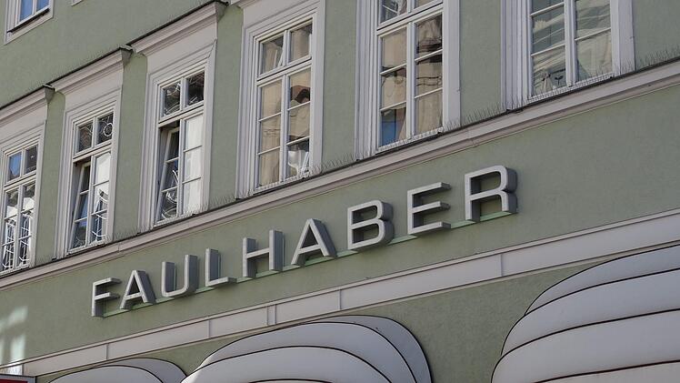 Während Modegeschäft und Buchhandlung ihren Betrieb bald wieder aufnehmen dürfen, müssen Restaurants und Schnellrestaurants noch abwarten.Foto: Jochen Berger