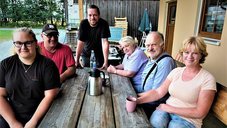 Ein Teil der Großfamilie Purucker (von links): Enkelin Katrin Beller, Schwiegersohn Michael Beller, Thomas Purucker, Traudl und Rudolf Purucker sowie Tochter Martina PietschFoto: Werner Reißaus
