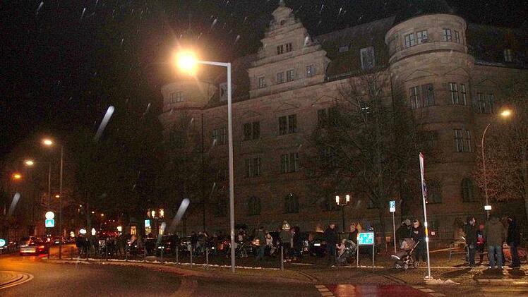 Von der Brose-Arena bis zur Langen Straße standen viele Zuschauer am Weg und winkten dem Bulldog-Tross zu. Foto: Joseph Beck