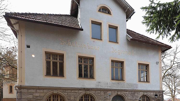 Das "Jägersruh"-Schützenhaus in der Sonneberger Straße präsentiert sich immer noch als imposantes Gebäude, auch wenn der Verfall immer deutlicher wird. Foto: Christoph Winter