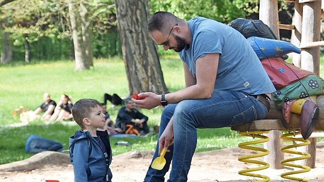 Noah (3) spielt mit seinem Papa im Sand auf dem Spielplatz im Hofgarten.