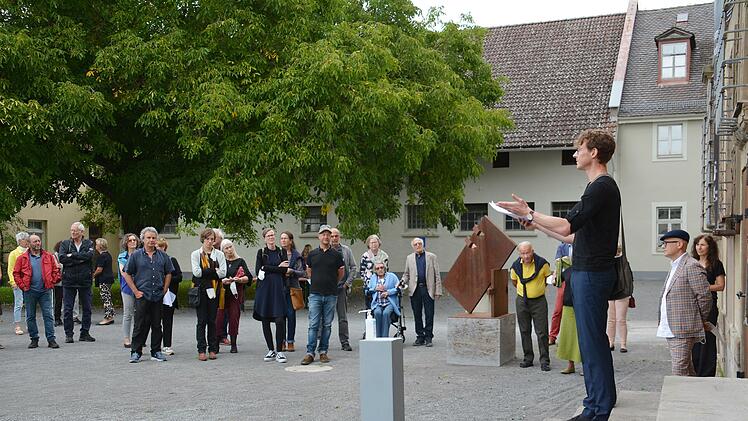 Benjamin Jorns vom Fränkischen Theater Maßbach las die Einführung von Stefan Hoffmann, Journalist und Theologe in Bamberg. Foto: Friedrich