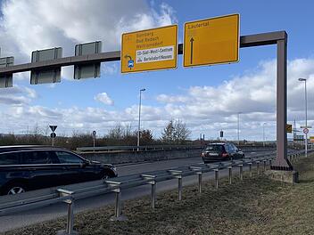 Für voraussichtlich fünf Monate muss die Brücke bei der HUK-Coburg-Arena auf der Lauterer Höhe gesperrt werden.