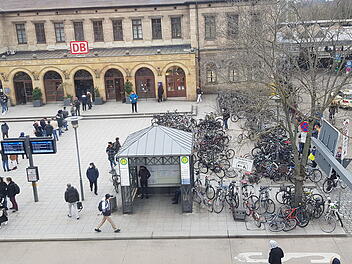 Erlangen: Studenten stürmen massenhaft Ticketautomaten - kurioser Fehler führt zu Ausnahmesituation