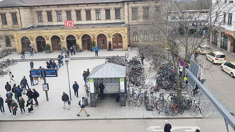 Erlangen: Studenten stürmen massenhaft Ticketautomaten - kurioser Fehler führt zu Ausnahmesituation
