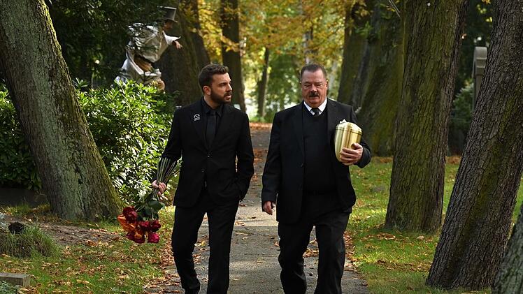 Seinen Job hat Eric (Edin Hasanovic, links) gekündigt, nun macht er im Betrieb von Volker Mutz (Peter Kurth) auf Bestatter.