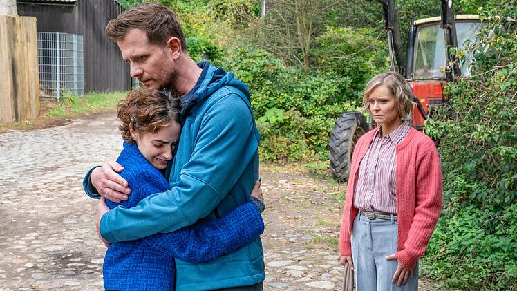 Therapeut Paul (Christoph Schechinger) tröstet Leonie (Jasmina Al Zihari, links), die Freundin seines uralten Freundes Aljoscha und seiner Ex-Frau Erina (Nadja Bobyleva, rechts).