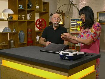 Horst Lichter staunte in der Montagsausgabe der ZDF-Tr&ouml;delshow "Bares f&uuml;r Rares" nicht schlecht, als er den pr&auml;chtigen "Brummer" auf dem Experten-Pult sah.