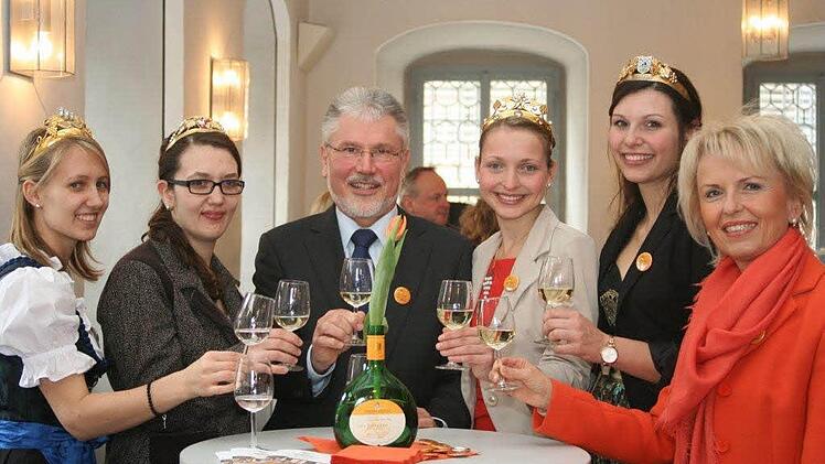 Es stoßen auf die Eröffnung an: Nenzenheims Weinprinzessin Tina Sturm, die Rödelseer Weinhoheit Annalena König, Iphofens Bürgermeister Josef Mend, die Fränkische Weinkönigin Marion Wunderlich, die Iphöfer Weinprinzessin Laura Seufert und Landrätin Tamara Bischof. Foto: Anna Endres