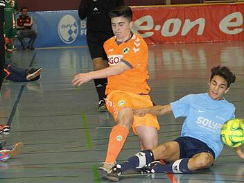 Der Quelle-Spieler (am Boden) kann hier gerade noch den Greuther-Stürmer vom Ball trennen.  Fotos: Günther Geiling