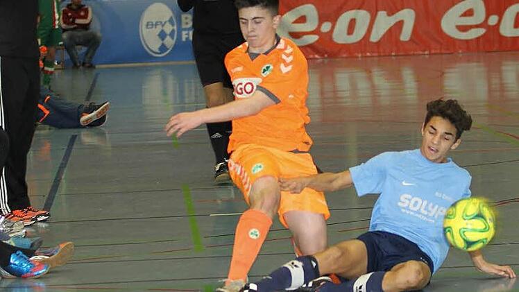 Der Quelle-Spieler (am Boden) kann hier gerade noch den Greuther-Stürmer vom Ball trennen.  Fotos: Günther Geiling