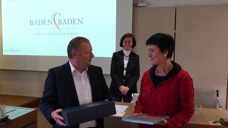 Wein aus dem Saaletal überreichte Landrat Thomas Bold an Baden-Badens. Oberbürgermeisterin Margret Mergen. Im Hintergrund Tourismus-Chefin Brigitte Goertz-Meissner.