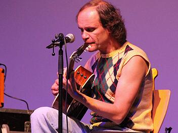 Haut rein: Olaf Schubert begleitet sich selbst auf der Gitarre. Foto: Gerda Völk