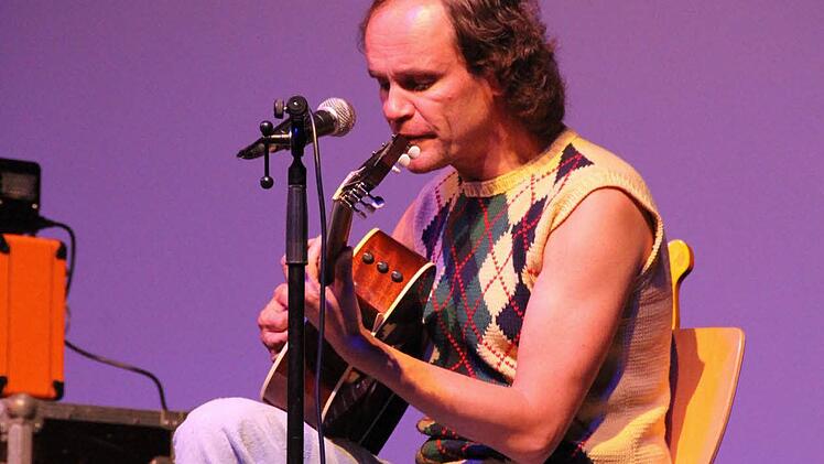 Haut rein: Olaf Schubert begleitet sich selbst auf der Gitarre. Foto: Gerda Völk