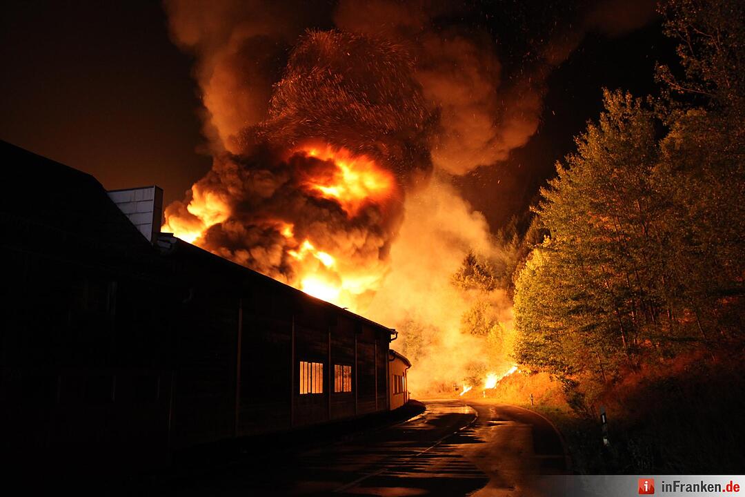 Riesiges Flammeninferno zerstoert grosses Saegewerk - Meterhohe Flammen