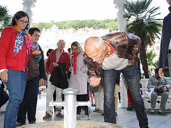 Der Bad Kissinger Stadt- und Kreisrat Richard Fix (rechts) testet das Wasser der Karlsbader Quelle. Dabei schauen (von links) Doris Türbl, Rosemarie Schrenk, Oswald Türbl und Beatrix Lieb zu. Foto: Ralf Ruppert