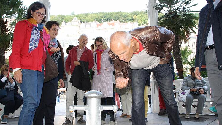 Der Bad Kissinger Stadt- und Kreisrat Richard Fix (rechts) testet das Wasser der Karlsbader Quelle. Dabei schauen (von links) Doris Türbl, Rosemarie Schrenk, Oswald Türbl und Beatrix Lieb zu. Foto: Ralf Ruppert