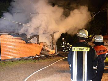 Dieses Gartenhäuschen in Bad Kissingen ist in der Nacht zum Donnerstag abgebrannt.  Foto: Peter Rauch