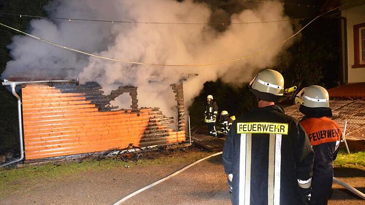 Dieses Gartenhäuschen in Bad Kissingen ist in der Nacht zum Donnerstag abgebrannt.  Foto: Peter Rauch