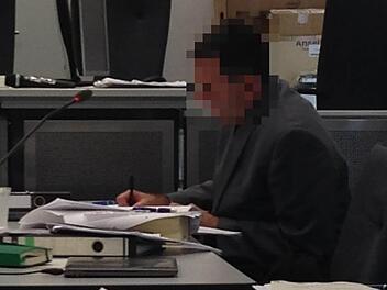 Der Angeklagte macht sich regelmäßig Notizen und ergreift selbst das Wort. Am Dienstag äußerte er mehrmals seinen Unmut über die Medienberichterstattung. Foto: Anna Lienhardt
