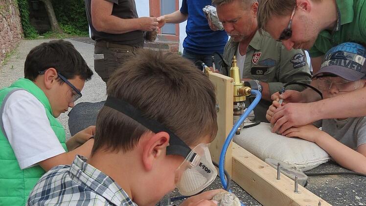 Wer wollte, konnte sich aus Gesteinen Ceratiten herauspräparieren - selbstverständlich nur mit Schutzbrille und unter fachkundiger Anleitung mit dem Druckluft-Stichel.  Foto: Doris Bauer