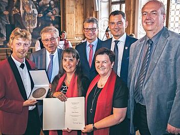 Vorne (v. l.): Stefan Reuther (1. Vorsitzender GV Rothenkirchen), Karina Klaumünzner (Dirigentin), Gabriele Walther (2. Vorsitzende), hinten (von links) Thomas Goppel, Staatssekretär Bernd Sibler, Oberbürgermeister Mattias Neuner (Landsberg/Lech), Georg Hettmann (Präsident des Landesverband Singen und Musizieren in Bayern) Foto: K.- H. Hofmann