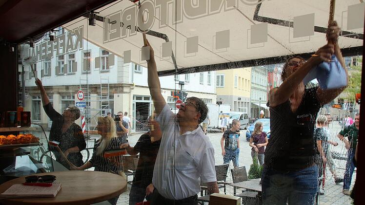 So schaut die Putztruppe vorm Fenster von innen aus. Foto: Simone Bastian