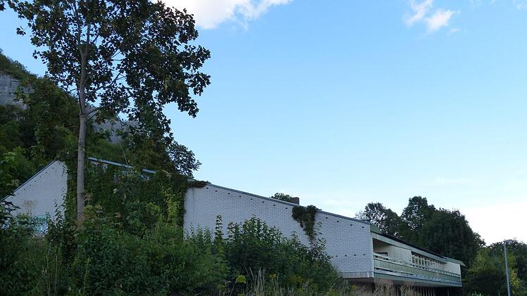 Im bestehenden Gebäude des früheren Sporthotels  - demnächst "Hotel Pyramide" Streitberg - haben die ersten Modernisierungsmaßnahmen schon begonnen.  Foto: Pauline Lindner