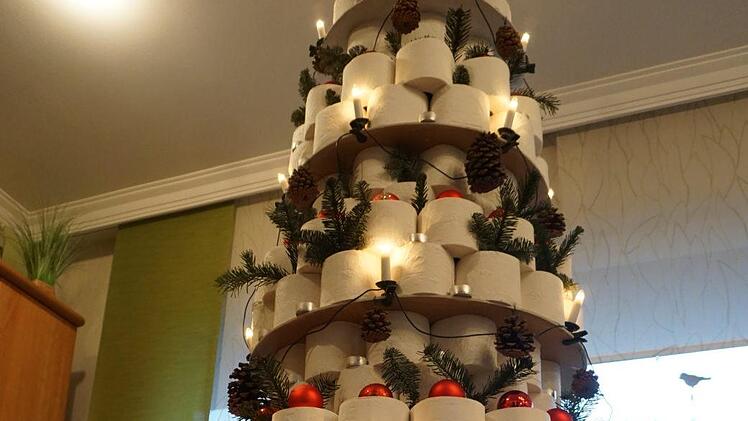 Roland Ströhlein macht gern mal einen Blödsinn, sagt er. Dieses Jahr ist daraus ein Baum gewachsen. Foto: Bastian Sünkel