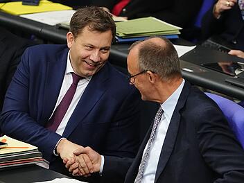 Bundestag beschlie&szlig;t Rentenpaket: Das soll sich ab 2026 f&uuml;r Rentner &auml;ndern