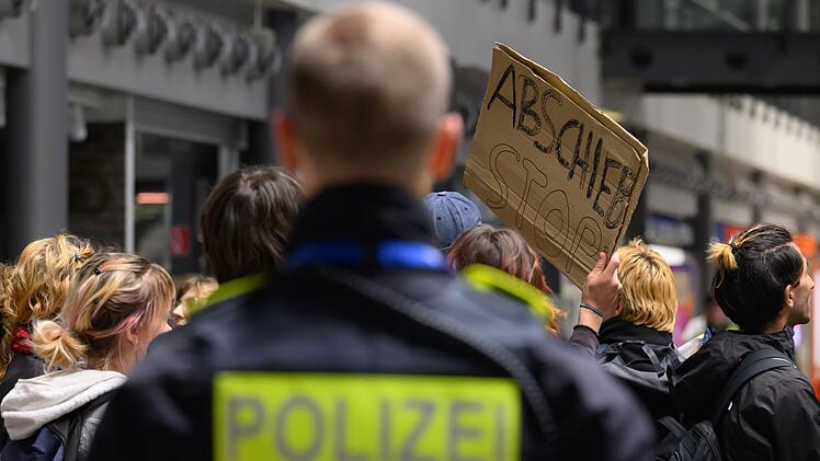 Mahnwache gegen Abschiebeflug