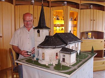 Ludwig Hummel schaltet mit der Fernsteuerung das Glockengeläut des Kirchennachbaus ein. Foto: Heike Schülein