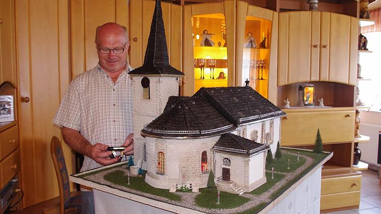 Ludwig Hummel schaltet mit der Fernsteuerung das Glockengeläut des Kirchennachbaus ein. Foto: Heike Schülein