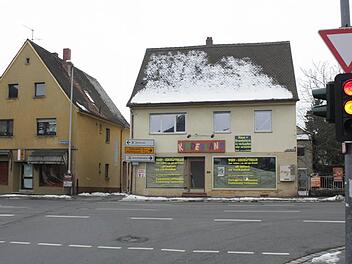 Das Eingangstor der Höchstadter Innenstadt aus Richtung Bamberg kommend: verhängte Schaufenster in den Geschäftshäusern. Foto: Andreas Dorsch