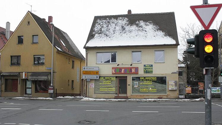 Das Eingangstor der Höchstadter Innenstadt aus Richtung Bamberg kommend: verhängte Schaufenster in den Geschäftshäusern. Foto: Andreas Dorsch
