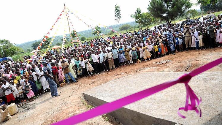 Busagulas Bürger warten auf die offizielle Eröffnung der Krankenstation. Foto: Stefan Reinmann