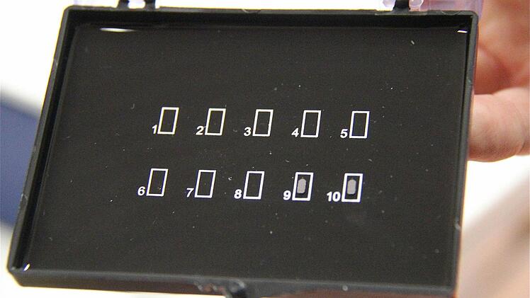 BU:9473Den Laserlichtstrahl im Reagenzglas verfolgte der Schüler Daniel Strahl.9476 9481 9483Erst die Glasscheibe mit Ruß schwärzen und dann einem Tropfen Wasser drauf: Der perlt auf dem Ruß ab. Die Nanotechnik nutzt diesen Effekt.9484(V.l.): Ella Kamp und Nina Hähnlein lassen einen Wassertropfen auf die Nano-Rußschicht fallen.Fotos bis EndeHöher auflösend als jedes herkömmliche Mikroskop ist das elektronische Rastkraftmikroskop, das im Nanobereich arbeitet.9490David Wengler am herkömmlichen ...