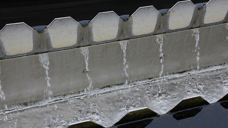 Klares Wasser nach der letzten Reinigungsstufe der Anlage. Es wird allen Vorgaben und Grenzwerten gerecht und darf in den Main eingeleitet werden. Foto: Ramona Popp