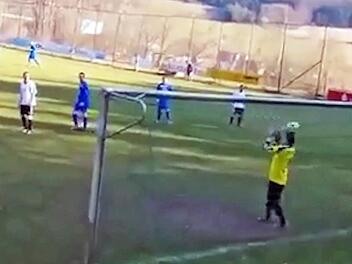 Wie einst Tomislav Piplica von Energie Cottbus: Jürgen Otzmann, Aushilfstorwart des SV Achteltal, legte sich die harmlose Hereingabe von Manuel Hübsch selbst ins Nest. Screenshot aus Video des FC Röthenbach II