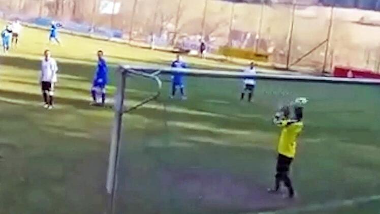 Wie einst Tomislav Piplica von Energie Cottbus: Jürgen Otzmann, Aushilfstorwart des SV Achteltal, legte sich die harmlose Hereingabe von Manuel Hübsch selbst ins Nest. Screenshot aus Video des FC Röthenbach II